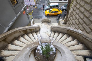 Kamondo Merdivenleri, İstanbul 'un Galata ilçesinde Bankalar Caddesi ile Banker Caddesi' ni birbirine bağlayan Art Nouveau tarzı merdivenlerdir..