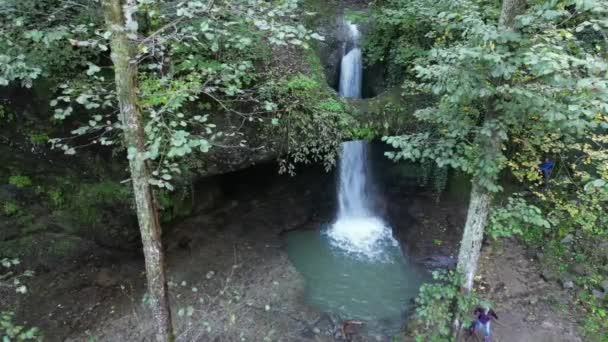 Fascinující Vodopád Lese Vodopád Deliklikaya Voda Protéká Dírou Tvořenou Erozí — Stock video