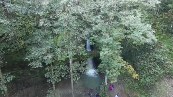 Fascinante Cachoeira Floresta Cachoeira Deliklikaya Água Flui Através Buraco Formado — Vídeo de Stock