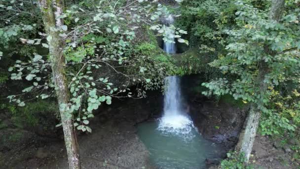 Fascinante Cachoeira Floresta Cachoeira Deliklikaya Água Flui Através Buraco Formado — Vídeo de Stock