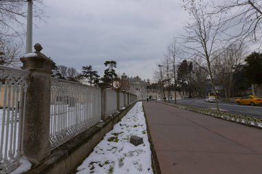 Eski Osmanlı Dolmabahce Sarayı 'nın önde gelen kapalı kapısının günbatımı, Ciragan Caddesi, Beşiktaş Distriç' e uygundu. Kapıda Sultan Abd Imecid 'in baş harfleri var. Altında Ziver' ın 1855 tarihli bir şiiri var.