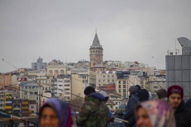Türkiye'de Istanbul şehir manzarası, Beyoğlu ilçe eski evler Galata Kulesi üstünde tepe, Haliç manzarası