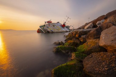Batık gemi sahile vurdu, gün batımında..