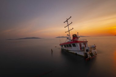 Batık gemi sahile vurdu, gün batımında..
