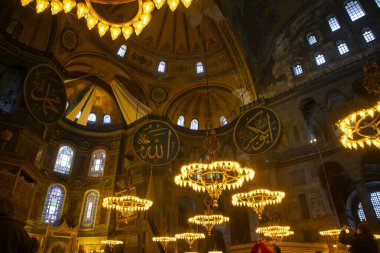  Ayasofya 'nın içi. Ulu Cami ve eski adıyla Kilise, İstanbul 'un hacılar ve turistleri arasında popüler bir yerdir..