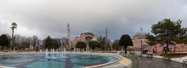  Ayasofya 'nın içi. Ulu Cami ve eski adıyla Kilise, İstanbul 'un hacılar ve turistleri arasında popüler bir yerdir..