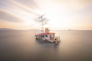 Kıyıya vurmuş eski bir gemi