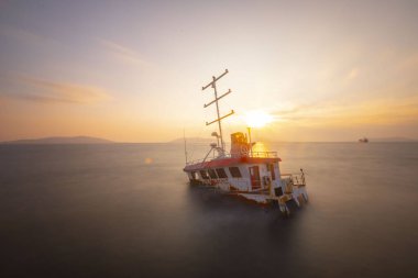 Kıyıya vurmuş eski bir gemi