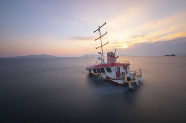Kıyıya vurmuş eski bir gemi