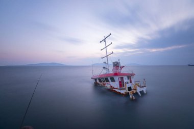 Kıyıya vurmuş eski bir gemi