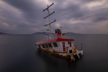 Kıyıya vurmuş eski bir gemi