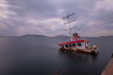 Kıyıya vurmuş eski bir gemi