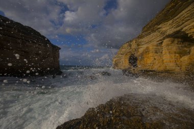 Kayalıklarda dramatik günbatımı manzarası. Renkli deniz görüntüyü şekillendirir. Denizde dev kayalar. Kerpe 'nin kartal kayaları. Kerpe, Kocaeli, Türkiye.