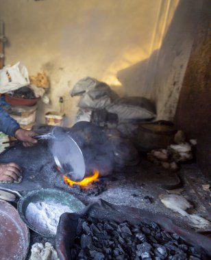 Yerel deri, bakır işleme ve el işi ustaları..