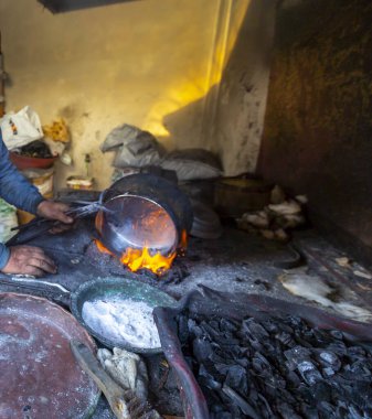 Yerel deri, bakır işleme ve el işi ustaları..