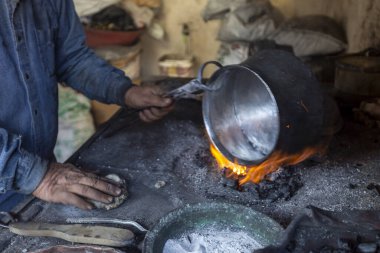 Yerel deri, bakır işleme ve el işi ustaları..