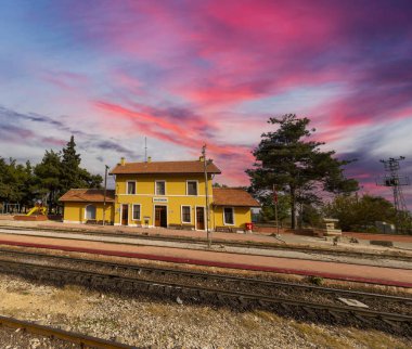 Hackr Tren İstasyonu, 1912 yılında Bağdat Demiryolu 'nun inşasına dayanan, Adana' nın Karaisal ilçesinin Kralan mahallesindeki bir tren istasyonudur..
