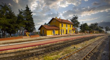 Hackr Tren İstasyonu, 1912 yılında Bağdat Demiryolu 'nun inşasına dayanan, Adana' nın Karaisal ilçesinin Kralan mahallesindeki bir tren istasyonudur..