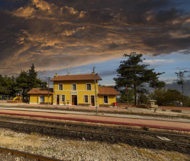 Hackr Tren İstasyonu, 1912 yılında Bağdat Demiryolu 'nun inşasına dayanan, Adana' nın Karaisal ilçesinin Kralan mahallesindeki bir tren istasyonudur..