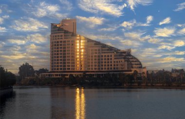 Adana 'daki Sheraton Oteli. Adana şehir merkezinde bir otel..