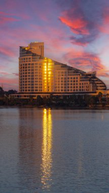 Adana 'daki Sheraton Oteli. Adana şehir merkezinde bir otel..