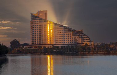 Adana 'daki Sheraton Oteli. Adana şehir merkezinde bir otel..