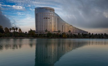 Adana 'daki Sheraton Oteli. Adana şehir merkezinde bir otel..