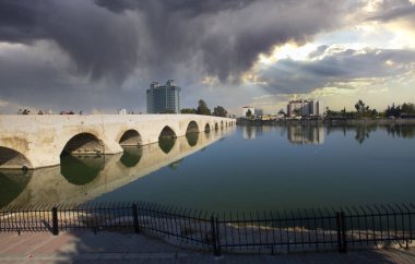 Taş köprü (Türkçe Takpr) ve Adana, Türkiye 'deki ana cami. Köprü, tarihsel olarak Ponte Sarus ve Adana 'daki Seyhan Nehri' ni kaplayan Roma köprüsü olarak bilinir..