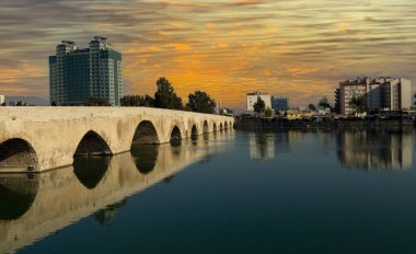 Taş köprü (Türkçe Takpr) ve Adana, Türkiye 'deki ana cami. Köprü, tarihsel olarak Ponte Sarus ve Adana 'daki Seyhan Nehri' ni kaplayan Roma köprüsü olarak bilinir..