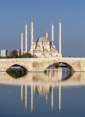 Taş köprü (Türkçe Takpr) ve Adana, Türkiye 'deki ana cami. Köprü, tarihsel olarak Ponte Sarus ve Adana 'daki Seyhan Nehri' ni kaplayan Roma köprüsü olarak bilinir..