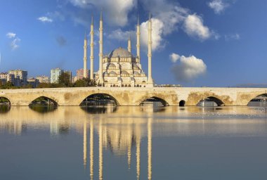 Taş köprü (Türkçe Takpr) ve Adana, Türkiye 'deki ana cami. Köprü, tarihsel olarak Ponte Sarus ve Adana 'daki Seyhan Nehri' ni kaplayan Roma köprüsü olarak bilinir..