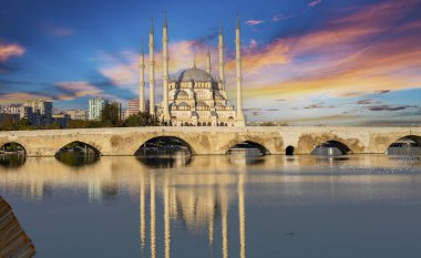 Taş köprü (Türkçe Takpr) ve Adana, Türkiye 'deki ana cami. Köprü, tarihsel olarak Ponte Sarus ve Adana 'daki Seyhan Nehri' ni kaplayan Roma köprüsü olarak bilinir..