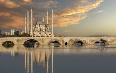 Taş köprü (Türkçe Takpr) ve Adana, Türkiye 'deki ana cami. Köprü, tarihsel olarak Ponte Sarus ve Adana 'daki Seyhan Nehri' ni kaplayan Roma köprüsü olarak bilinir..