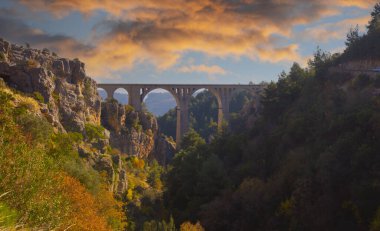Adana 'nın tarihi Varda Köprüsü