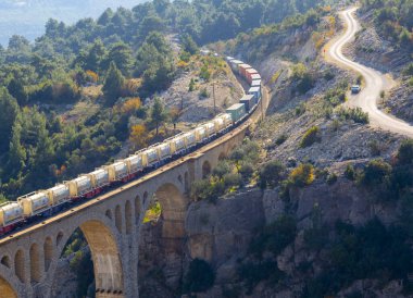 Adana 'nın tarihi Varda Köprüsü