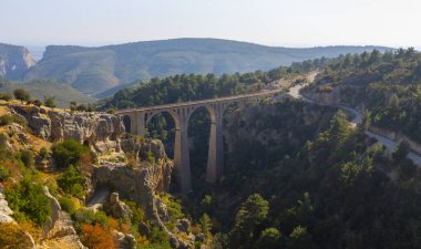 Adana 'nın tarihi Varda Köprüsü
