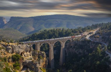 Adana 'nın tarihi Varda Köprüsü