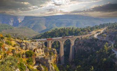 Adana 'nın tarihi Varda Köprüsü