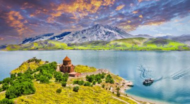 Van Gölü 'ndeki Akdamar Adası. Kutsal Haç Ermeni Katedrali - Akdamar - Ahtamara - Türkiye
