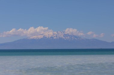Van Gölü 'ndeki Akdamar Adası. Kutsal Haç Ermeni Katedrali - Akdamar - Ahtamara - Türkiye