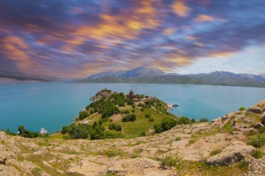 Van Gölü 'ndeki Akdamar Adası. Kutsal Haç Ermeni Katedrali - Akdamar - Ahtamara - Türkiye