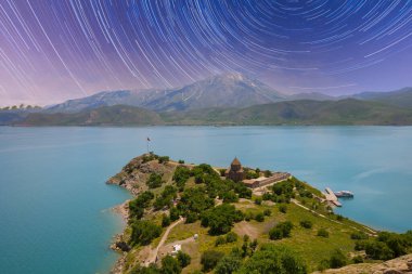 Van Gölü 'ndeki Akdamar Adası. Kutsal Haç Ermeni Katedrali - Akdamar - Ahtamara - Türkiye