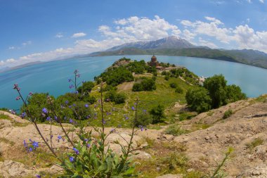 Van Gölü 'ndeki Akdamar Adası. Kutsal Haç Ermeni Katedrali - Akdamar - Ahtamara - Türkiye