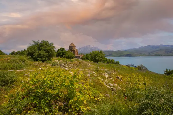 Van Gölü 'ndeki Akdamar Adası. Kutsal Haç Ermeni Katedrali - Akdamar - Ahtamara - Türkiye