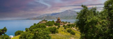 Van Gölü 'ndeki Akdamar Adası. Kutsal Haç Ermeni Katedrali - Akdamar - Ahtamara - Türkiye