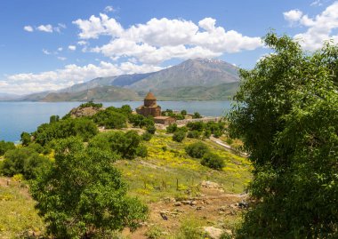 Van Gölü 'ndeki Akdamar Adası. Kutsal Haç Ermeni Katedrali - Akdamar - Ahtamara - Türkiye