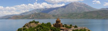 Van Gölü 'ndeki Akdamar Adası. Kutsal Haç Ermeni Katedrali - Akdamar - Ahtamara - Türkiye