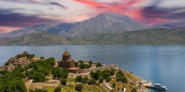 Van Gölü 'ndeki Akdamar Adası. Kutsal Haç Ermeni Katedrali - Akdamar - Ahtamara - Türkiye