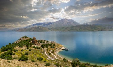 Van Gölü 'ndeki Akdamar Adası. Kutsal Haç Ermeni Katedrali - Akdamar - Ahtamara - Türkiye