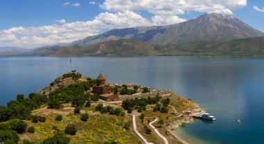 Van Gölü 'ndeki Akdamar Adası. Kutsal Haç Ermeni Katedrali - Akdamar - Ahtamara - Türkiye